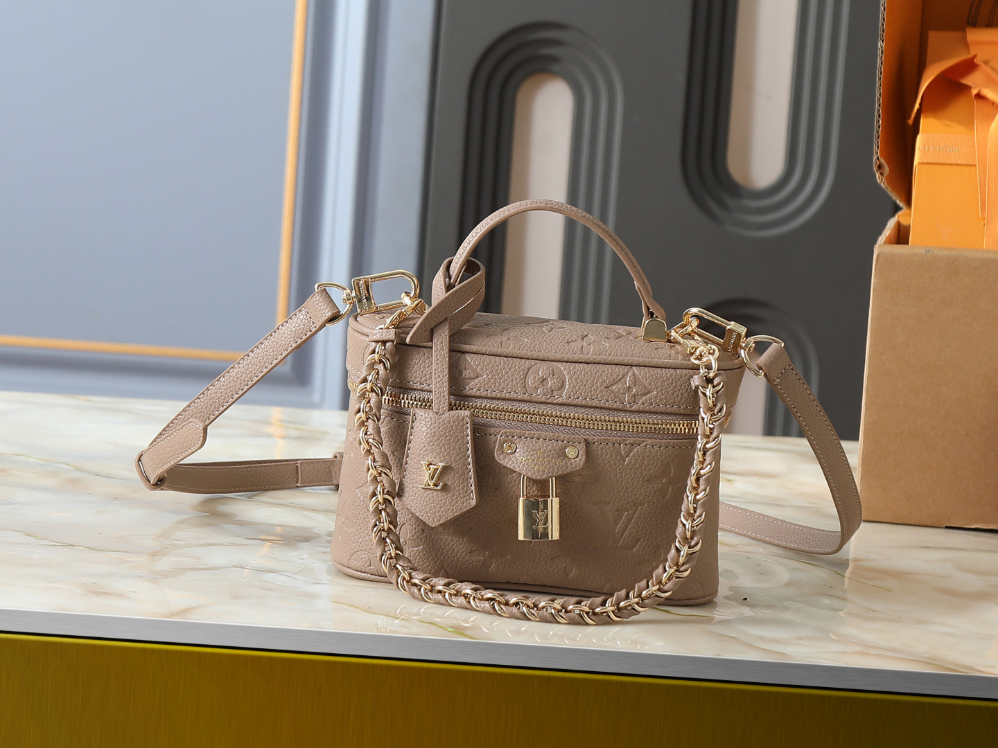 Vanity Chain Crossbody Bag